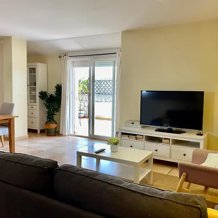 Penthouse With Amazing Terrace And Sea Views شقة *